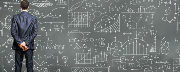 data scientist devant un tableau de données